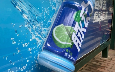 脉动巨型3D广告牌挤占公交站空间 市民吐槽：这不是创意是缺心眼