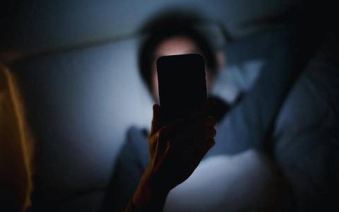 开“护眼模式”就能放心玩？这种习惯可能正毁掉你的眼睛