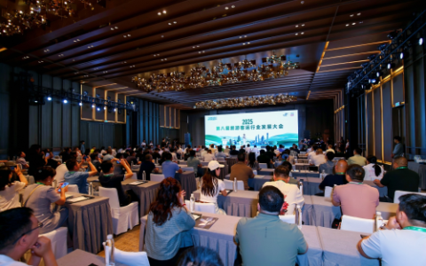 高端产品赋能行业未来！苏州金龙亮相第八届旅游客运行业发展大会