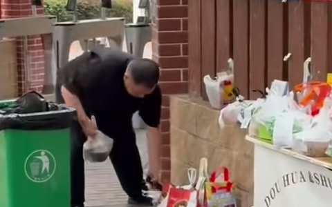 保安将大量学生外卖扔入垃圾桶，​学校：个人行为，将统一赔偿