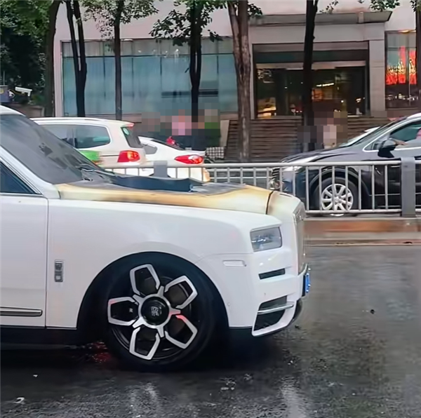 劳斯莱斯库里南当街自燃起火：车头被烧穿了插图