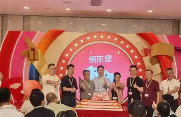 京东总部举办618周年庆活动 蔚来李斌现身为刘强东站台插图