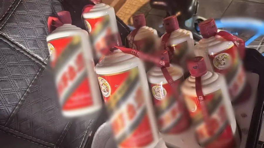 自带茅台被调包！上海两名餐厅服务员用假酒偷换真酒赚20万元，已被刑拘！插图