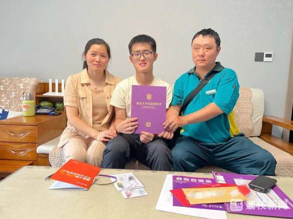 “最骄傲的签收”！邮递员爸爸亲手投递儿子南大录取通知书插图2
