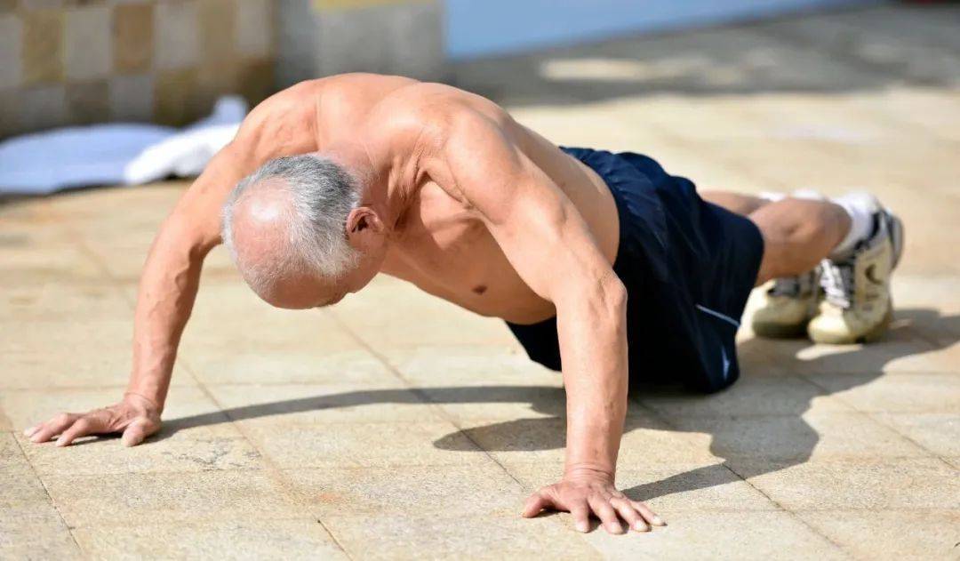 能做到这3个动作的人，不仅身体强壮，更有长寿潜力！你能做到几个？插图8