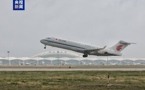 “身披”五星红旗 国产飞机C909首次载旗执行国际商业航班