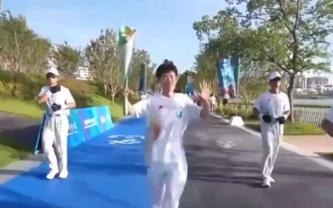 成都世运会火炬传递现饿了么骑手 曾折返火场5次救人