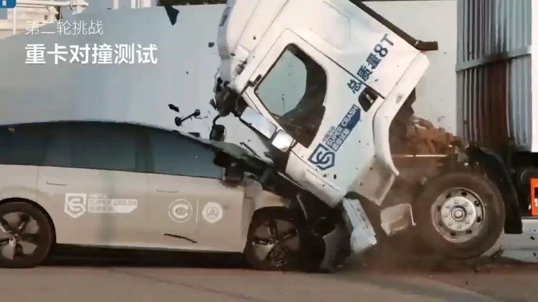 理想发布“i8与重卡对撞试验”，重卡四个车轮弹起，这家卡车品牌回应：被摆了一道，法务正在处理！每辆车都经过严格质检插图4