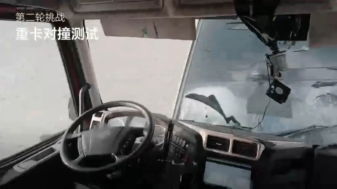 理想发布“i8与重卡对撞试验”，重卡四个车轮弹起，这家卡车品牌回应：被摆了一道，法务正在处理！每辆车都经过严格质检插图6