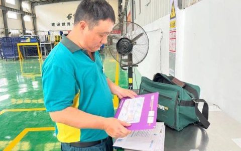 “最骄傲的签收”！邮递员爸爸亲手投递儿子南大录取通知书