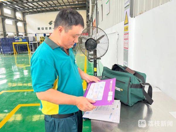 “最骄傲的签收”！邮递员爸爸亲手投递儿子南大录取通知书插图