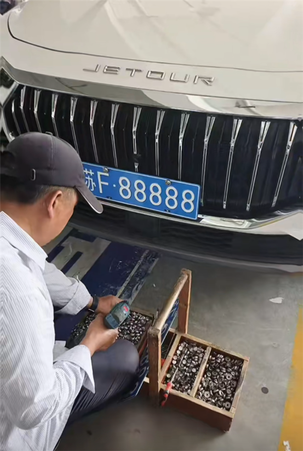 奇瑞捷途女车主车管所抽中“5个8”豹子号车牌 网传她当天280万卖出插图2