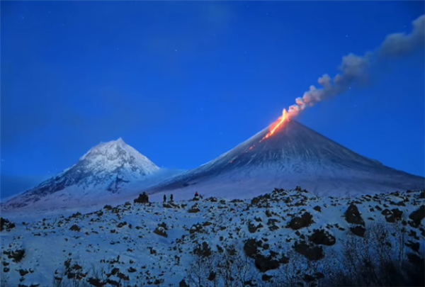 俄堪察加半岛8.7级强震后 欧亚大陆最高活火山喷发：火焰滔天插图2