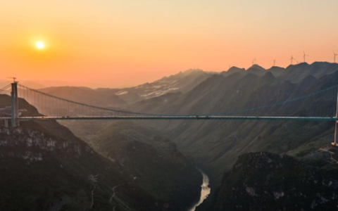 基建狂魔！在建世界第一高桥“空中电梯”已封顶