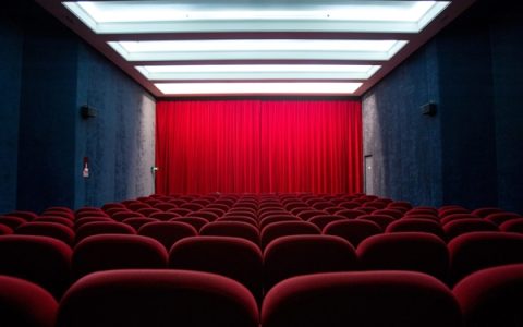 71岁成龙拍戏看不清道具 网友：第一次对71岁有了实感