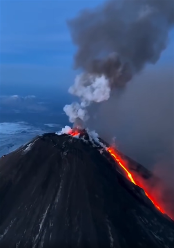 俄堪察加半岛8.7级强震后 欧亚大陆最高活火山喷发：火焰滔天插图