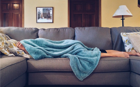 26岁女子每天熬夜致卵巢早衰绝经 医生建议：女性10点半前睡觉