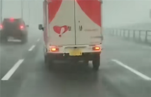 台风“韦帕”已在江门登陆 货车被台风瞬间掀翻插图