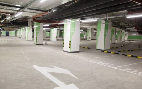 天降瓷砖砸坏车窗，停车场是否该负责？