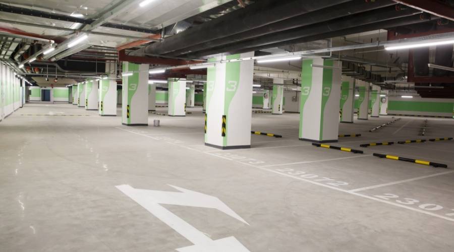 天降瓷砖砸坏车窗，停车场是否该负责？插图