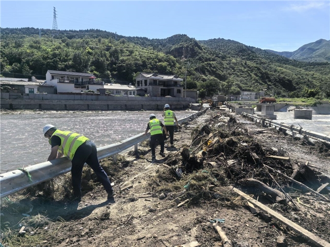 中建一局市政公司火速驰援房山佛子庄  抢通道路解民忧插图2