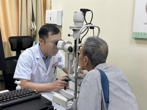 34年眼疾折磨终得解，东莞爱尔眼科谭泳昌助81岁葡萄膜炎合并白内障患者重见清晰视界插图