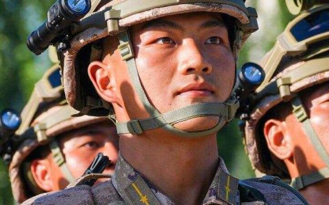 当年汶川地址获救男孩今受阅军官！最好的一面献祖国