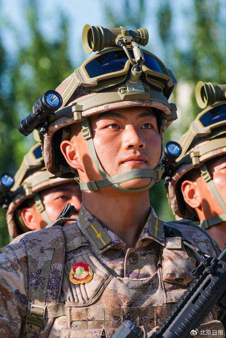 当年汶川地址获救男孩今受阅军官！最好的一面献祖国插图