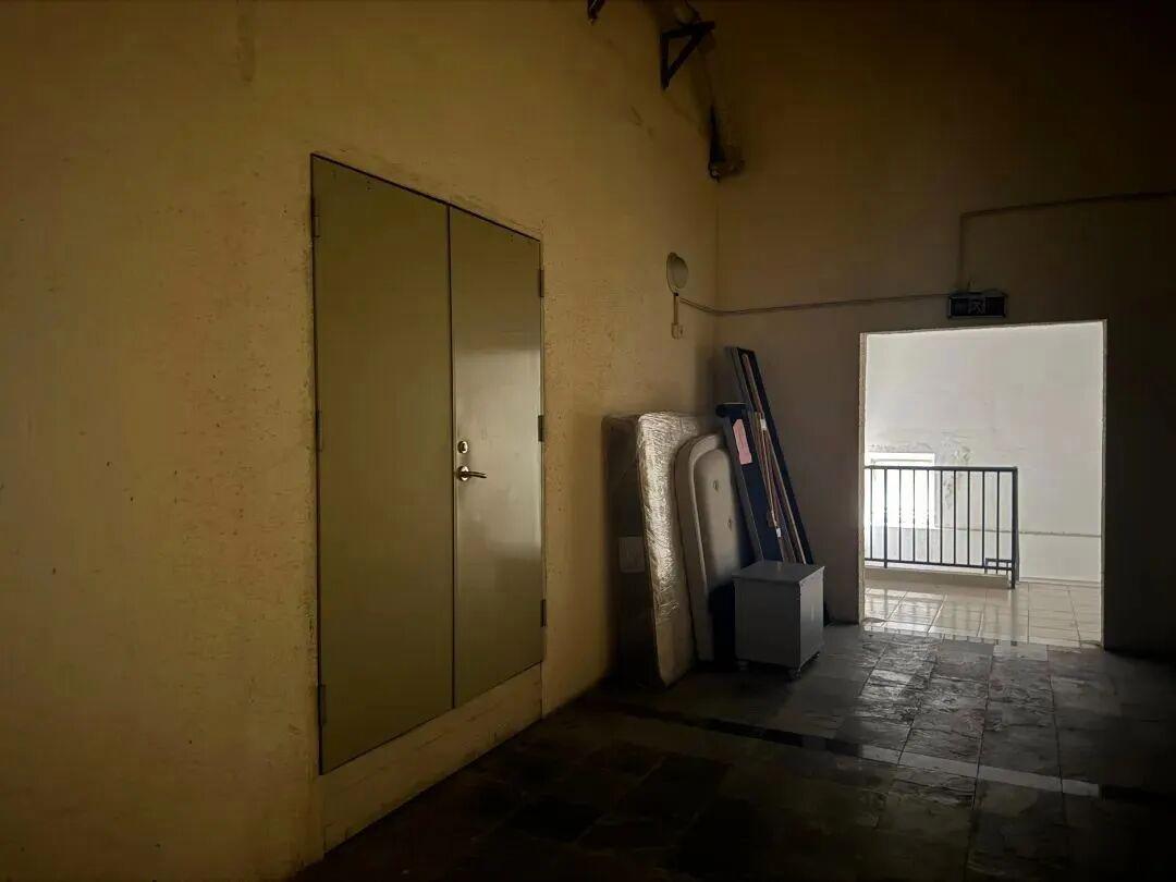 深圳一小区被曝有隐藏豪华建筑 防火门后是“宫殿”朱红大门插图2