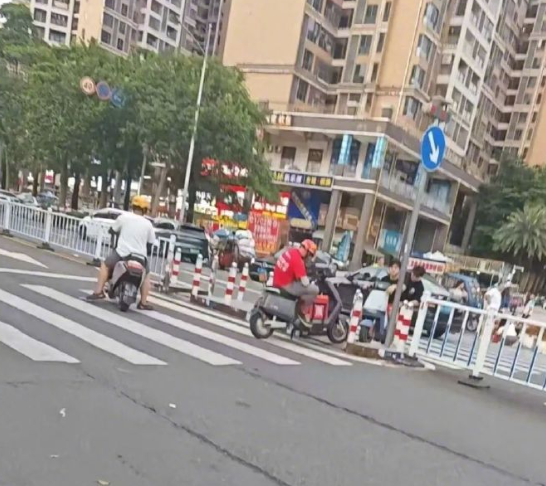 外卖小哥与男子斗气马路中间对峙4小时 网友：两个“犟种”撞到一起了
