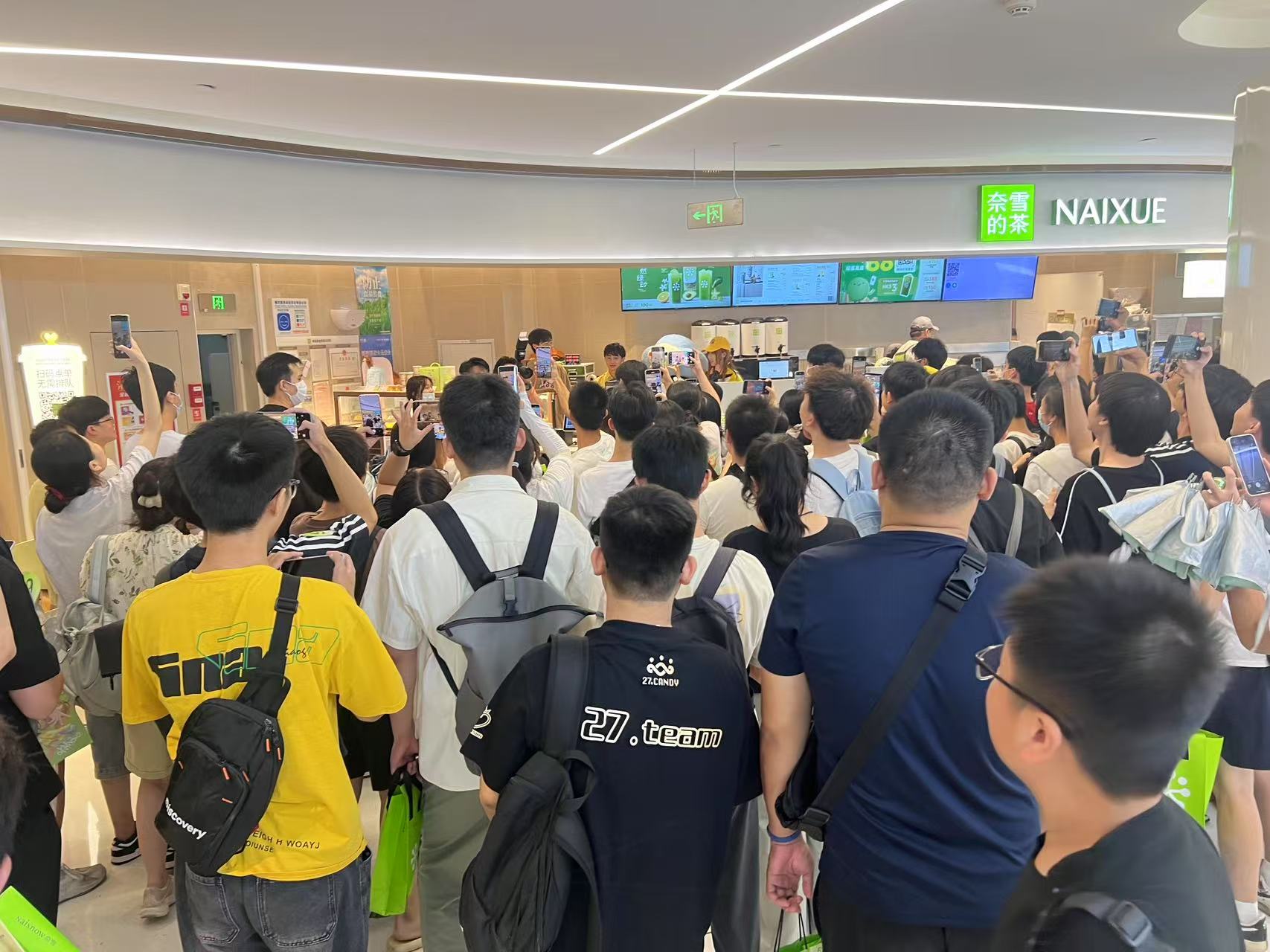 奈雪 ×QQ飞车：把赛道搬进奶茶店，这波年轻暗号你接了吗？插图