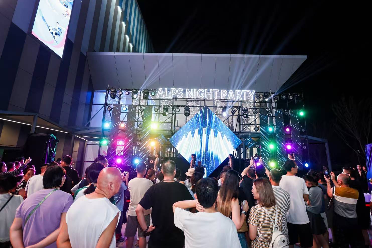 阿尔卑斯之夜：畅饮狂欢，相约足球夜！8月雪山啤酒节激情开躁！插图2