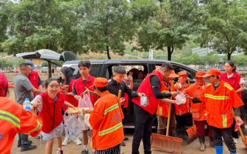 携手“译”路 同心守护：暖流汇聚吴起抗洪现场