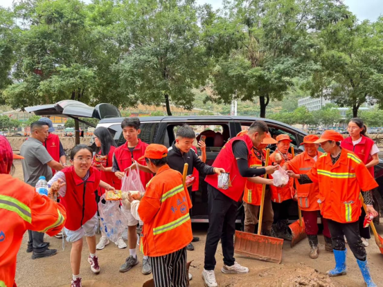 携手“译”路 同心守护：暖流汇聚吴起抗洪现场插图