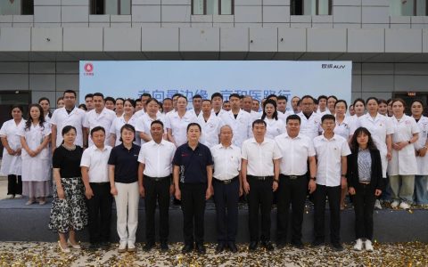 医路同行 大爱无疆！北汽福田移动全科诊疗车交付和田