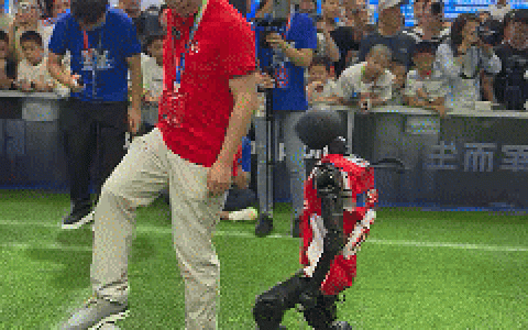 周鸿祎跟机器人踢足球 网友：国足希望就寄托到机器人身上了