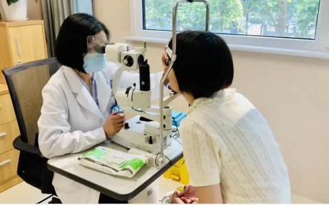 近视手术后还会再近视吗？济南普瑞眼科医院王晓雪主任详细解答摘镜顾虑