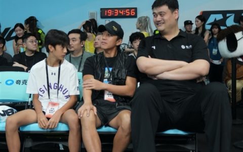 邓超带儿子和姚明坐一起看球 网友：好像手机信号标志