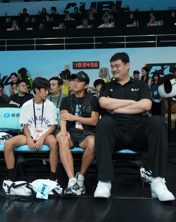 邓超带儿子和姚明坐一起看球 网友：好像手机信号标志插图