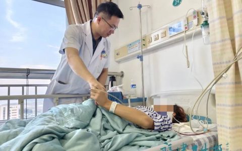 19岁小伙突然瘫痪！医生：这个常见动作害了很多人