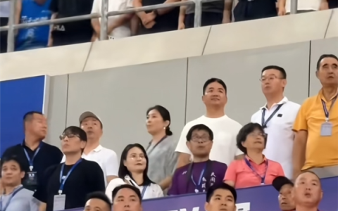 苏超宿迁主场2-0击败淮安 刘强东现场助威 进球后开心到跳舞