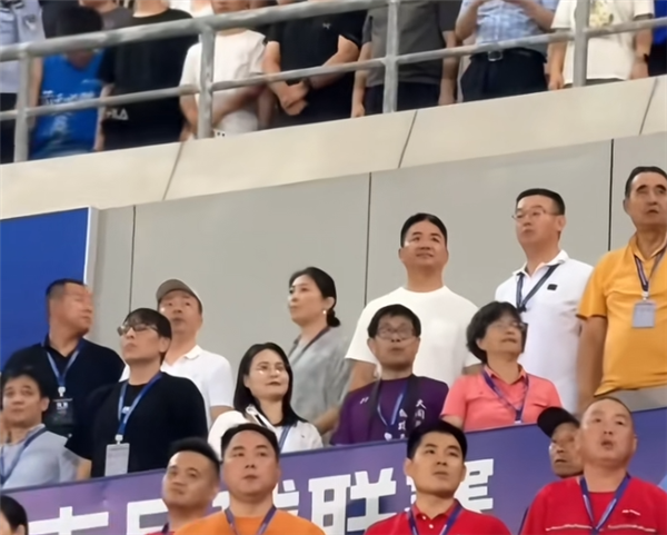 苏超宿迁主场2-0击败淮安 刘强东现场助威 进球后开心到跳舞插图