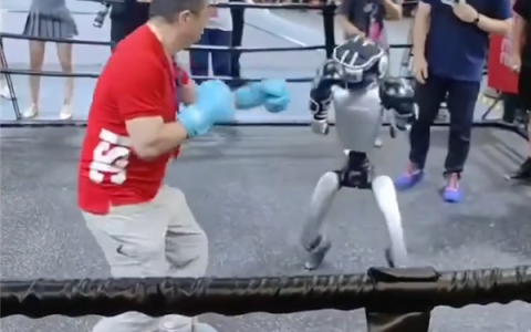周鸿祎和机器人擂台打拳：红衣教主一拳、一脚放倒机器人