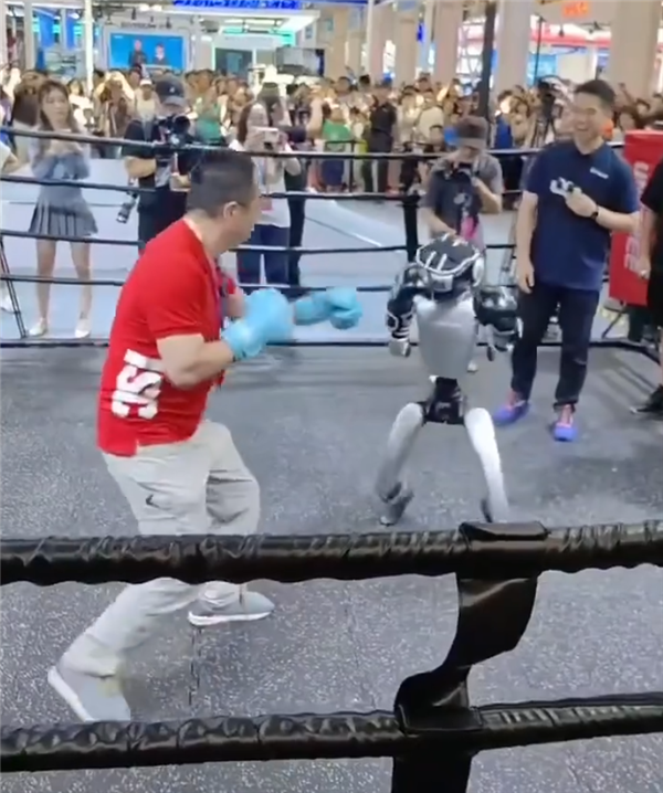 周鸿祎和机器人擂台打拳：红衣教主一拳、一脚放倒机器人插图