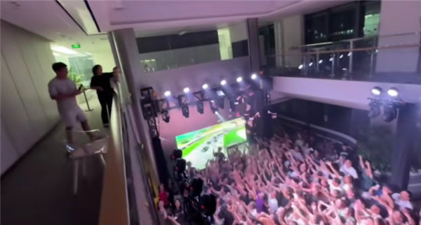 全球首款全景无人机发布后 影石创始人刘靖康撒钱犒劳团队插图