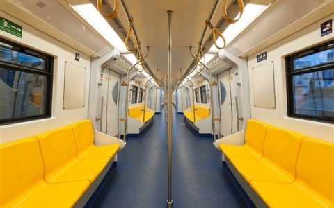 老人谴责女孩不让座 狂骂半个小时引热议：南京地铁回应 没强制规定必须让