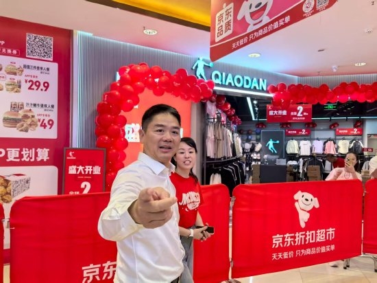 刘强东回宿迁凌晨吃大排档 和老乡亲切合影 喝酒唠家常吃烧烤插图