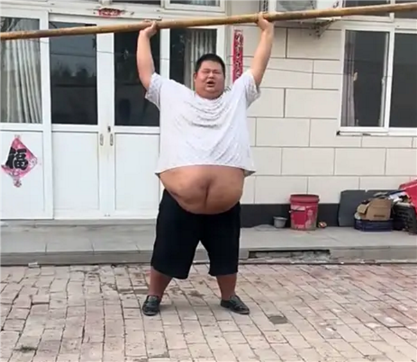 靠吃播年入300多万！350多斤吃播大胃王良子走红 胃袋占150多斤：不能再吃了插图