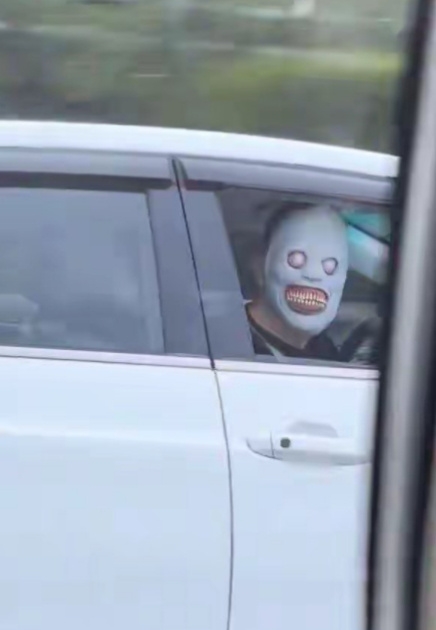 交警通报后！男子高速戴恐怖面具发声：我是外教 向当事人和广大网友致歉插图