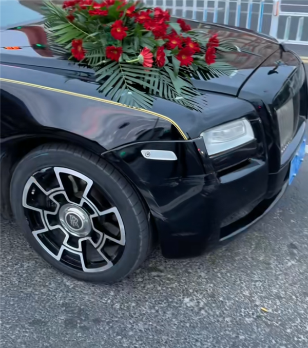 劳斯莱斯被三轮撞花 车主只收大爷200元！车主：正常修估计10多万插图